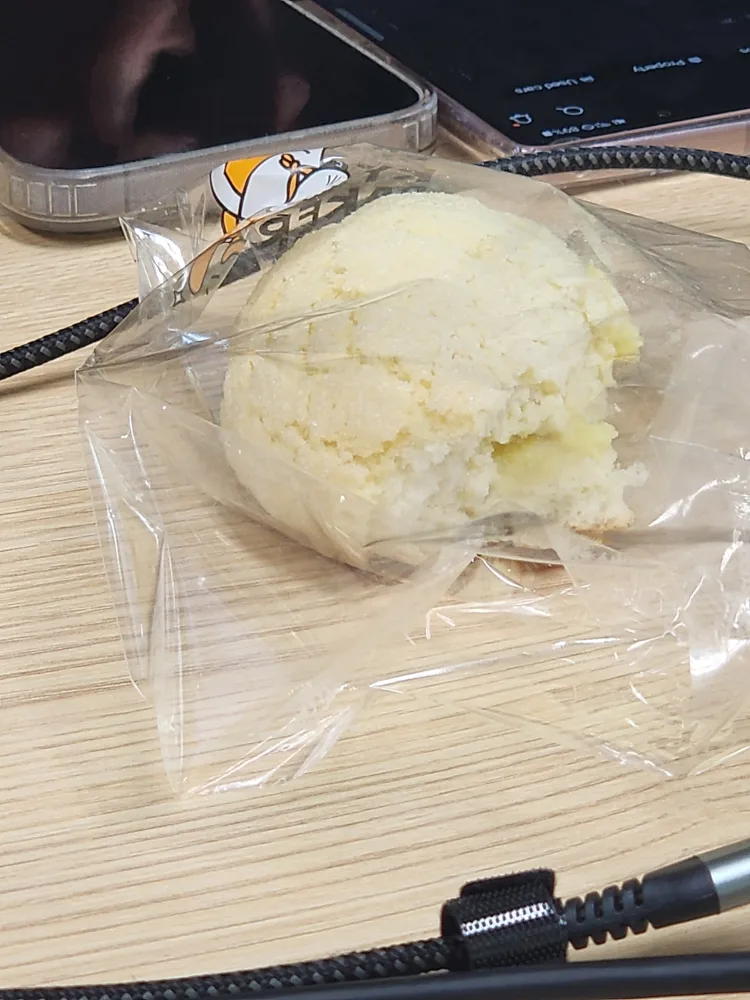 먹다 만 빵 입니댜