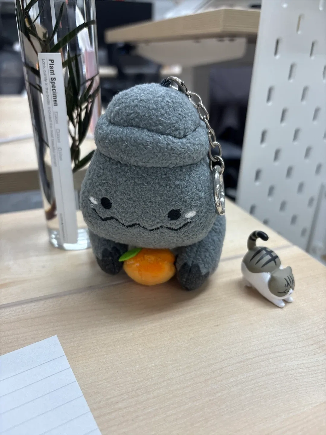 회색 캐릭터 인형