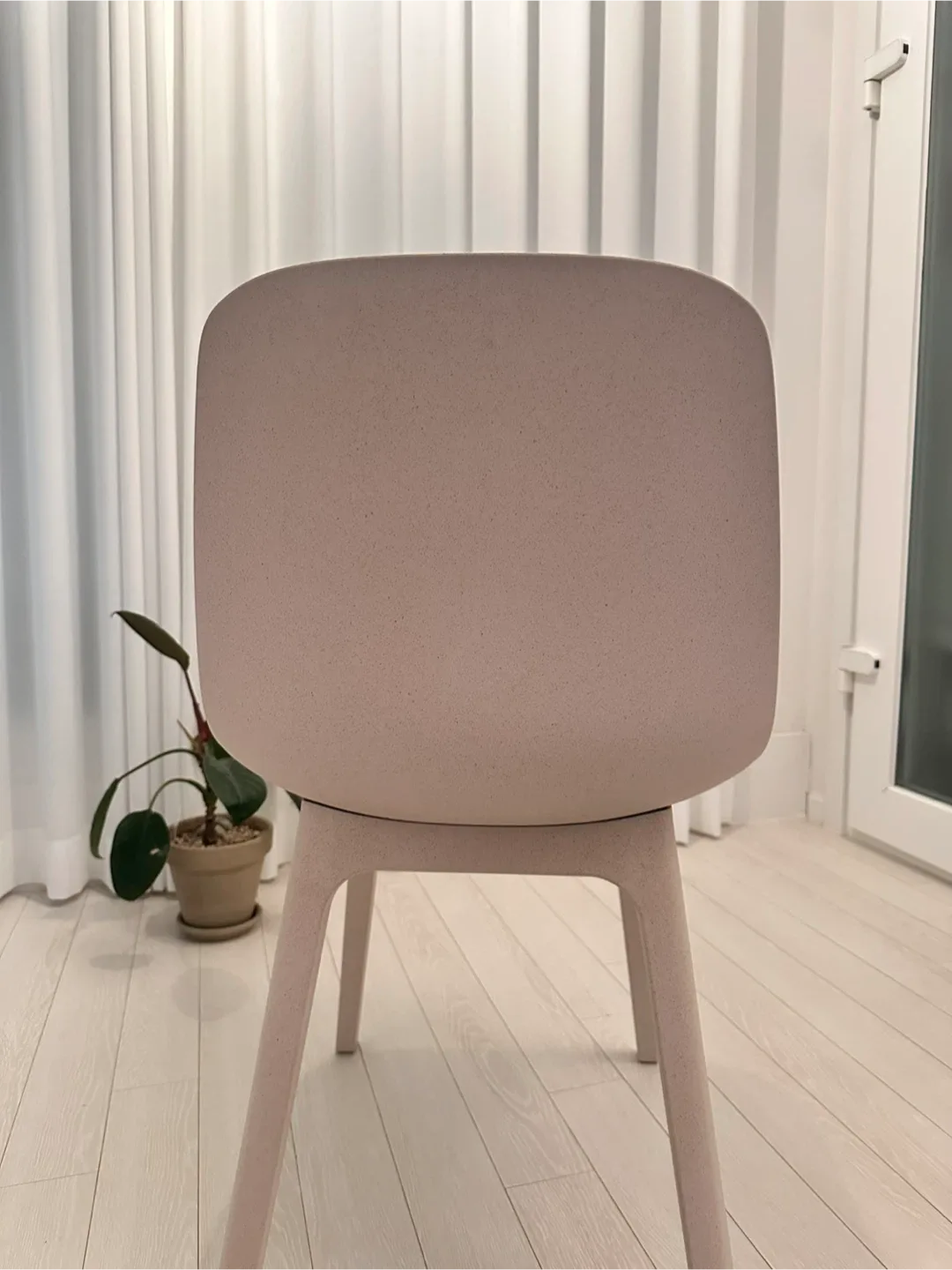 연핑크 의자