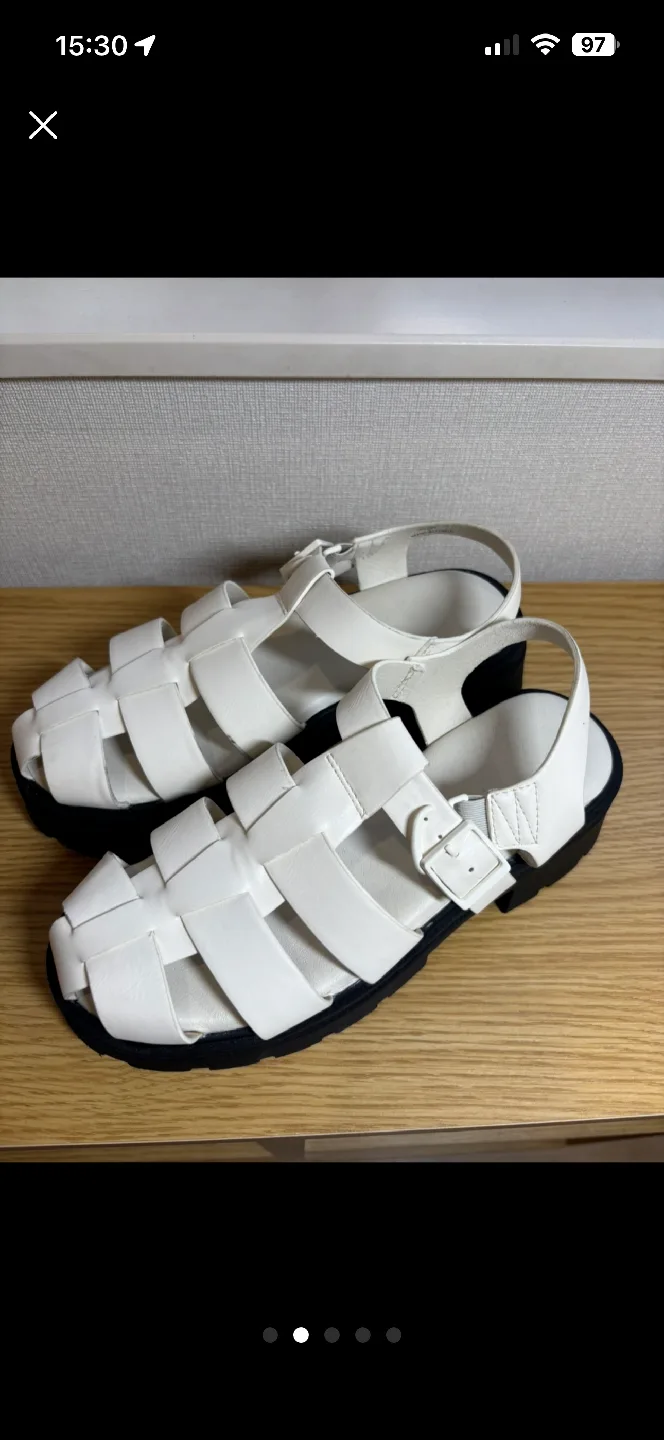 흰색 가죽 샌들